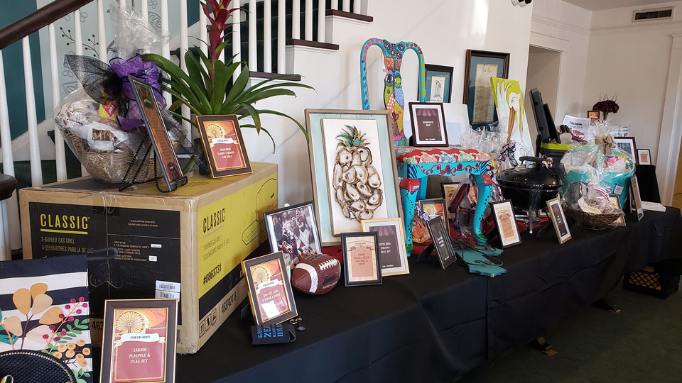 silent auction display of items